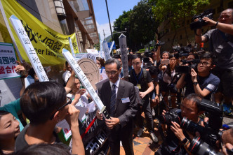 黄远辉在论坛开始前到门外接收请愿信。