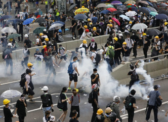 反对《逃犯条例》示威演变成激烈冲突。AP图片
