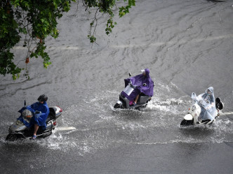 郑州城区积水严重。新华社相片