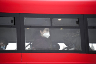英国民众佩戴口罩。AP资料图片