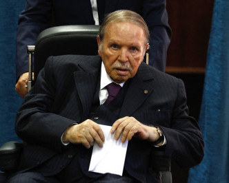 总统布特弗利卡（Abdelaziz Bouteflika）周一宣布放弃角逐连任。AP
