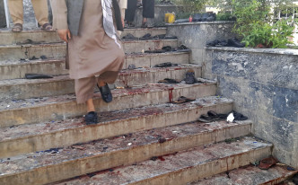 清真寺门外的楼梯洒满血迹。美联社图片