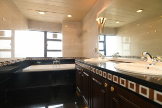 浴室颇宽敞，有足够空间设置双洗手盆及浴缸。