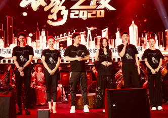 Irene跟電影《731》台前幕後現身「第15屆中國長春電影節」。