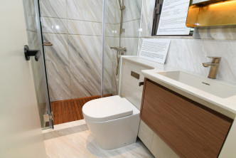 浴室采淋浴间设计。（18楼A室交楼标准示位）