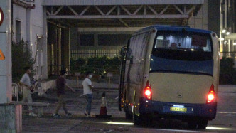 7至8人乘坐旅游巴离开壹传媒大楼，未见有带走任何物品及文件。