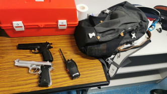警方检获的2支玩具枪及2部对讲机。