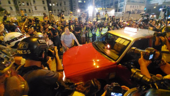 该名司机随即被示威者包围。