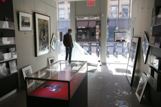 紐約商戶遭大肆搜掠破壞。AP圖片