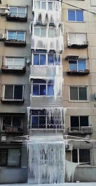 瀋陽住宅漏水連累樓下被冰封。網上圖片