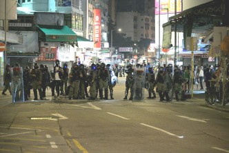 防暴警察驅散聚集人群。