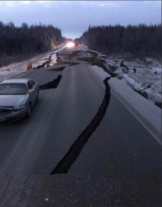 阿拉斯加发生地震导致马路断裂地陷。网民图片
