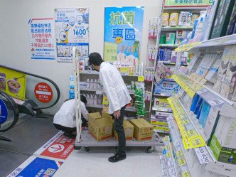 超市职员忙于补货。网上图片