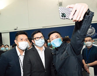 邓炳强（左二）与人员合照。警方图片