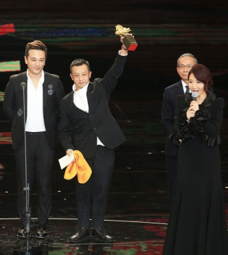 《血觀音》導演楊雅喆（左二）上台領「最佳劇情片」。（網圖）
