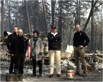 特朗普抵达加州视察山火灾情。AP