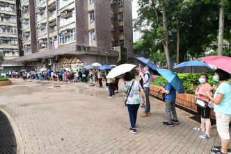 逸雅苑居民冒雨排队检测。