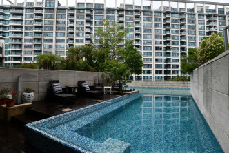 屋外连逾千尺花园，设有私人泳池，让住客随时在家畅泳。