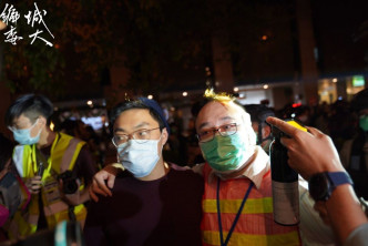 赵家贤的助理（左）倒地。城市大学学生会编辑委员会图片