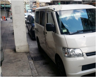 私家車慘遭「毀容」。