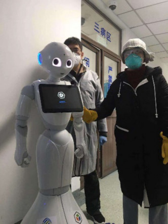 兩部5G雲端智能機器人幫助執行導診消毒等工作。網圖