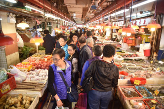 街市挤满买菜准备团年饭的市民。