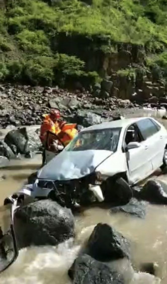 私家車翻下山崖墮河造成3人死亡。網圖