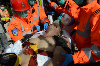 一度失踪的工人获救后，送到伊利沙伯医院抢救。