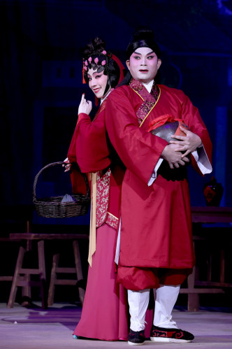 李秋元跟谢晓莹合演《鳯求凰》。