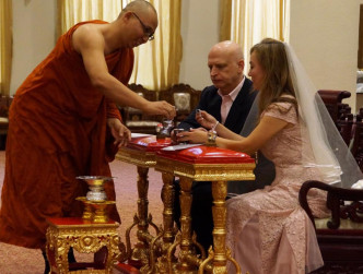 两人婚礼行佛教仪式。翁静晶fb图片