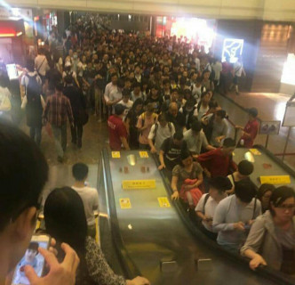 藍田等多個港鐵站擠滿人潮。香港突發事故報料區fb圖片