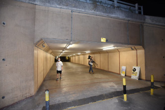 两男在屯门隧道涂鸦悼念刺警凶徒。