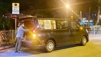 後方司機落車檢查被撞狗隻，最終重傷死亡。網民Eric Leung圖片
