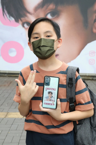 10岁小粉丝在透明手机壳放入AL小卡，带住偶像周围去。