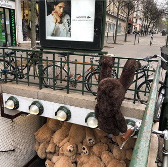 罢工期间想挤进巴黎地铁站的熊仔。Les nounours des gobelins专页