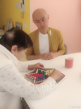 張衛健同媽咪捉波子棋練腦筋 。