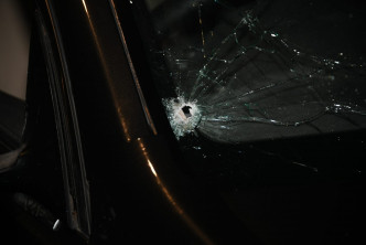 涉事私家车车头玻璃被子弹打破。