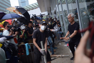 梁耀忠到場嘗試阻止示威者的行動。
