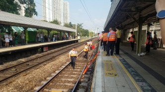 港鐵粉嶺站有人進入路軌範圍。