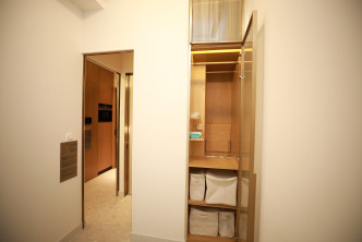 睡房设专属衣柜，提升收纳空间，并设有指纹锁保险箱。（B座28楼B5室交楼标准示范单位）