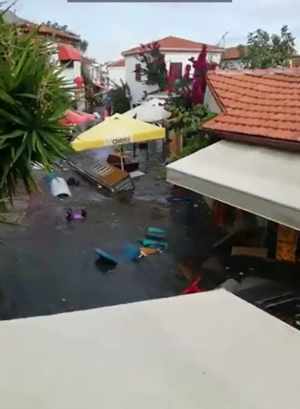 海水倒灌街道。Twitter影片截圖