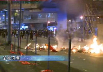示威者在荃湾纵火。无綫新闻截图