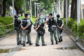 維園足球場暫時關閉，防暴警在維園出入口把守及巡邏。