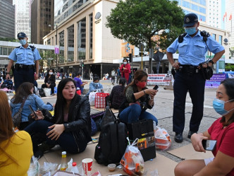警员随即请不是在进食的聚集人市戴上口罩。