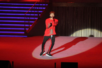 2PM的JUN.K，唱快歌時除去外套跳舞，再引來粉絲尖叫。