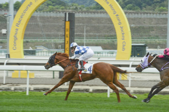 香港赛马会杯由蔡明绍策骑的雪战神驹胜出。