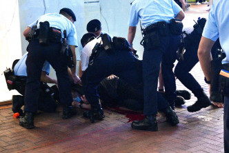警員受傷倒地。