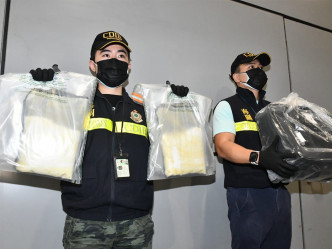 海關在男子行李中搜出2.2公斤，市值390萬的懷疑可卡因。