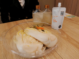 泡菜汁的原料是比较少见的白色泡菜。路透社图片