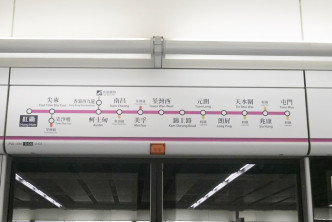 东铁綫会有蓝色指示，西铁綫会有紫色指示，屯马綫全綫开通后会以啡色指示。